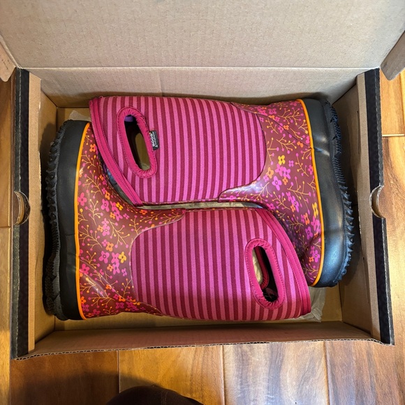 Youth size 13 Bogs, New In Box - Picture 3 of 9